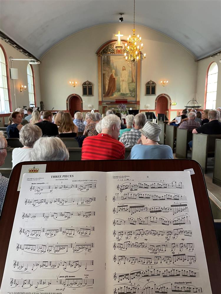Musikere fra MArinemusikken spiller i Metodistkirken - Klikk for stort bilde