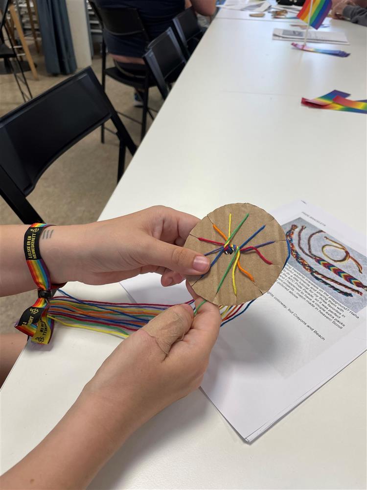 En ungdom som lager armbånd på Horten bibliotek - Klikk for stort bilde