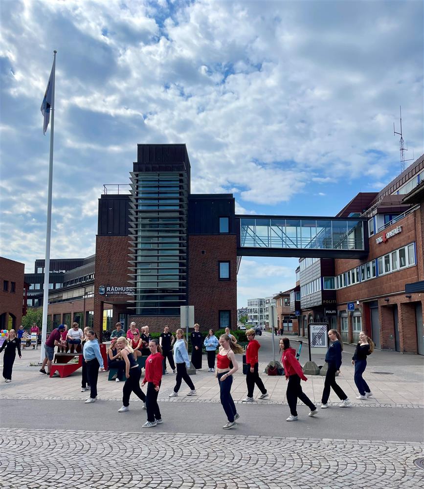 Ungdommer som danser foran Horten rådhus - Klikk for stort bilde
